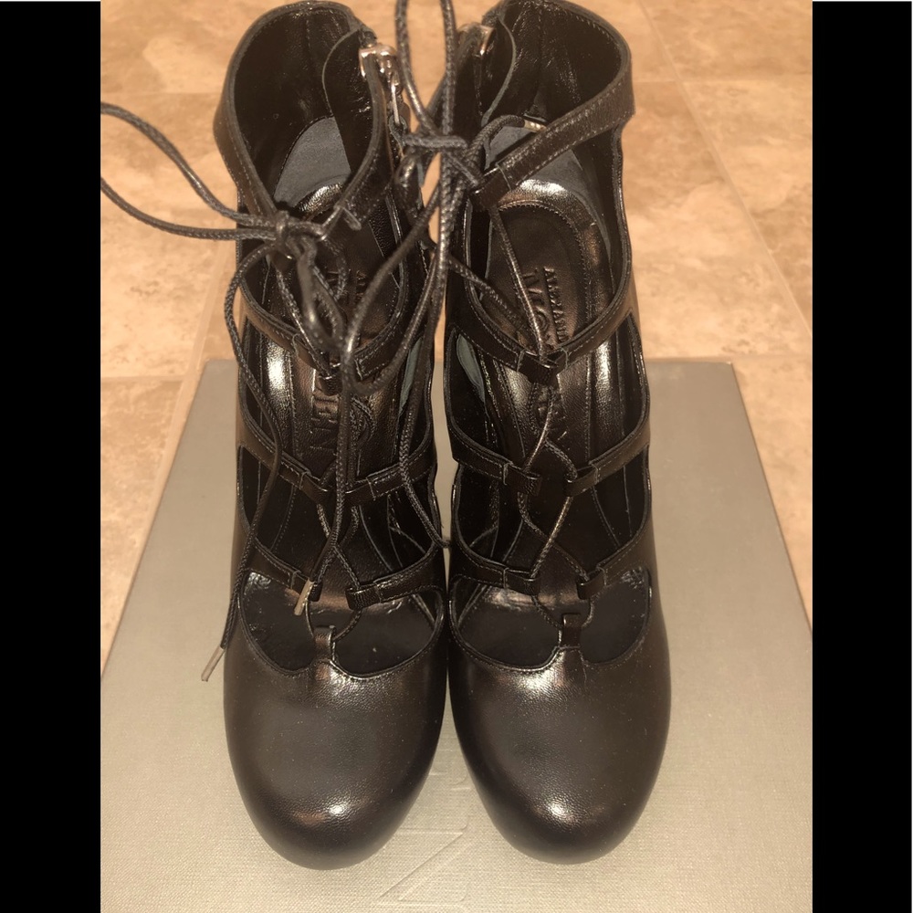 NEW ALEXANDER MCQUEEN BLACK LACED CUT-OUT PUMPS